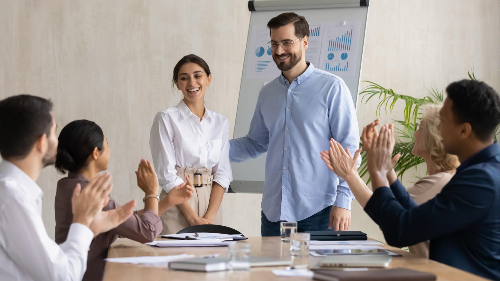 Revisar el currículum de tu equipo o realizar una entrevista ayuda a conocer sus competencias.